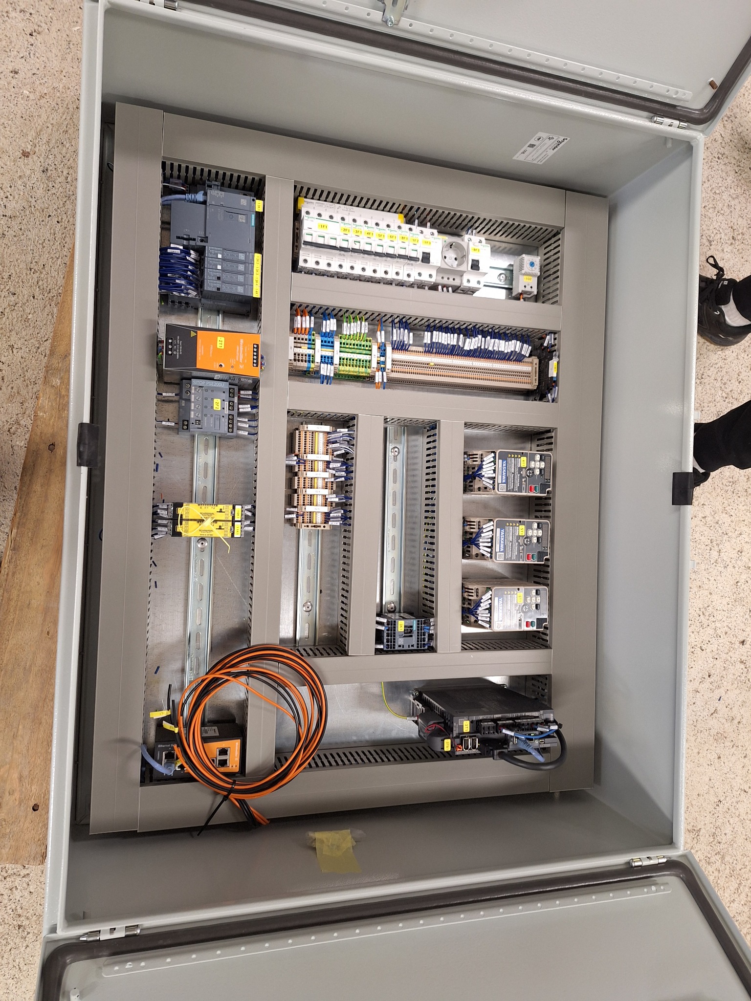 Kompaktna avtomatizacijska omara s Siemens PLC in Yaskawa pogoni